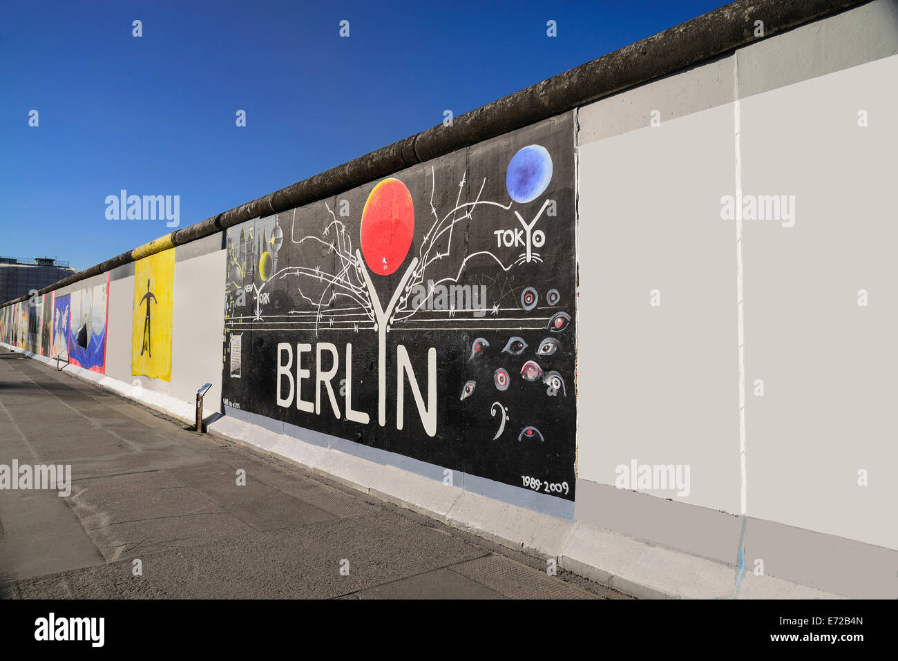 Allemagne, Berlin, l'East Side Gallery a 1.3 km longue section de la murale du mur de Berlin avec le mot Berlin bien en vue. Banque D'Images