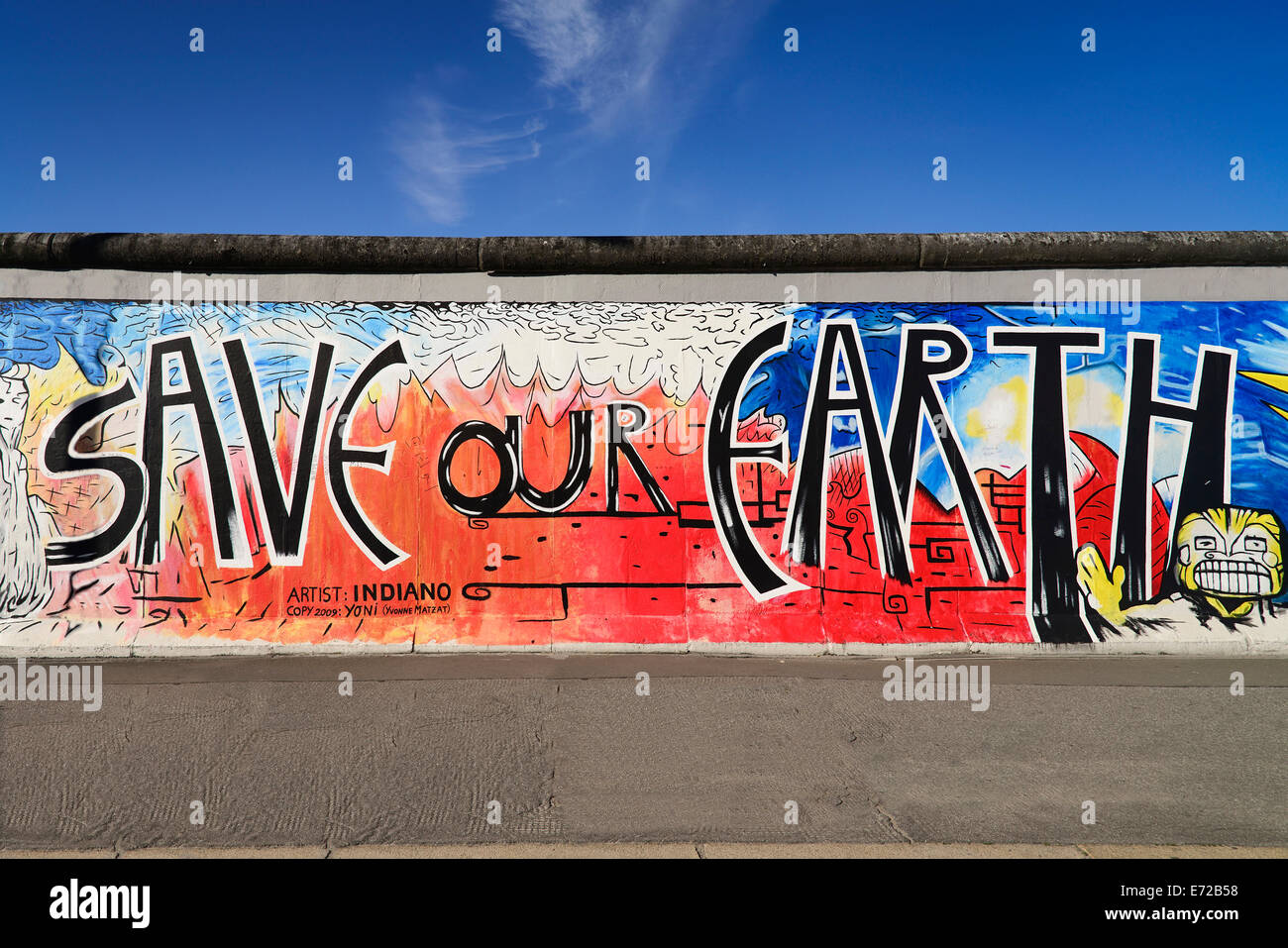 Allemagne, Berlin, l'East Side Gallery un 1,3 km de long de la section Berlin wall Mural connu sous le nom de sauver notre terre par artiste Indiano. Banque D'Images