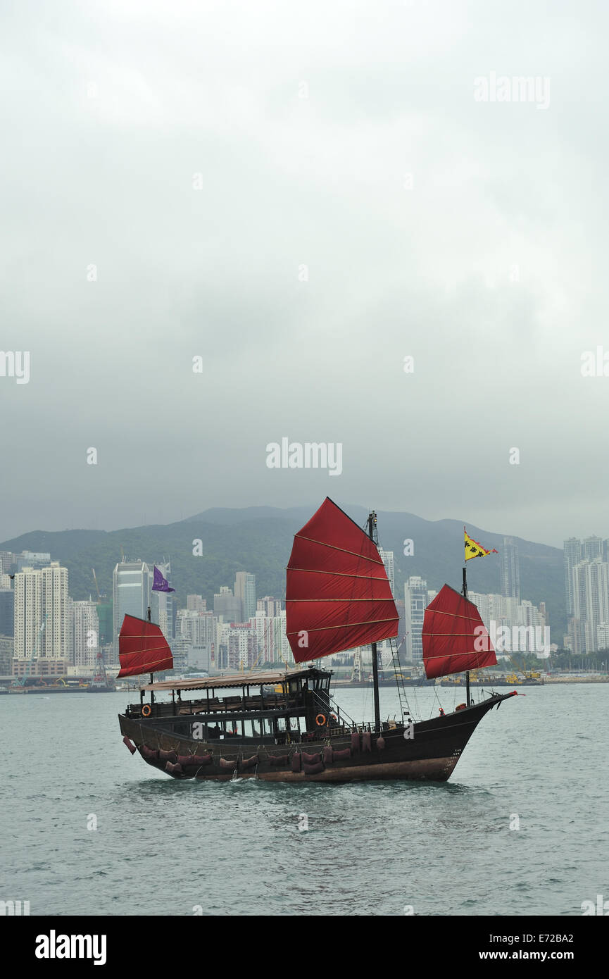Un style traditionnel bateau de tourisme, connu comme une ordure, sur le port de Victoria. Hong Kong, Chine Banque D'Images