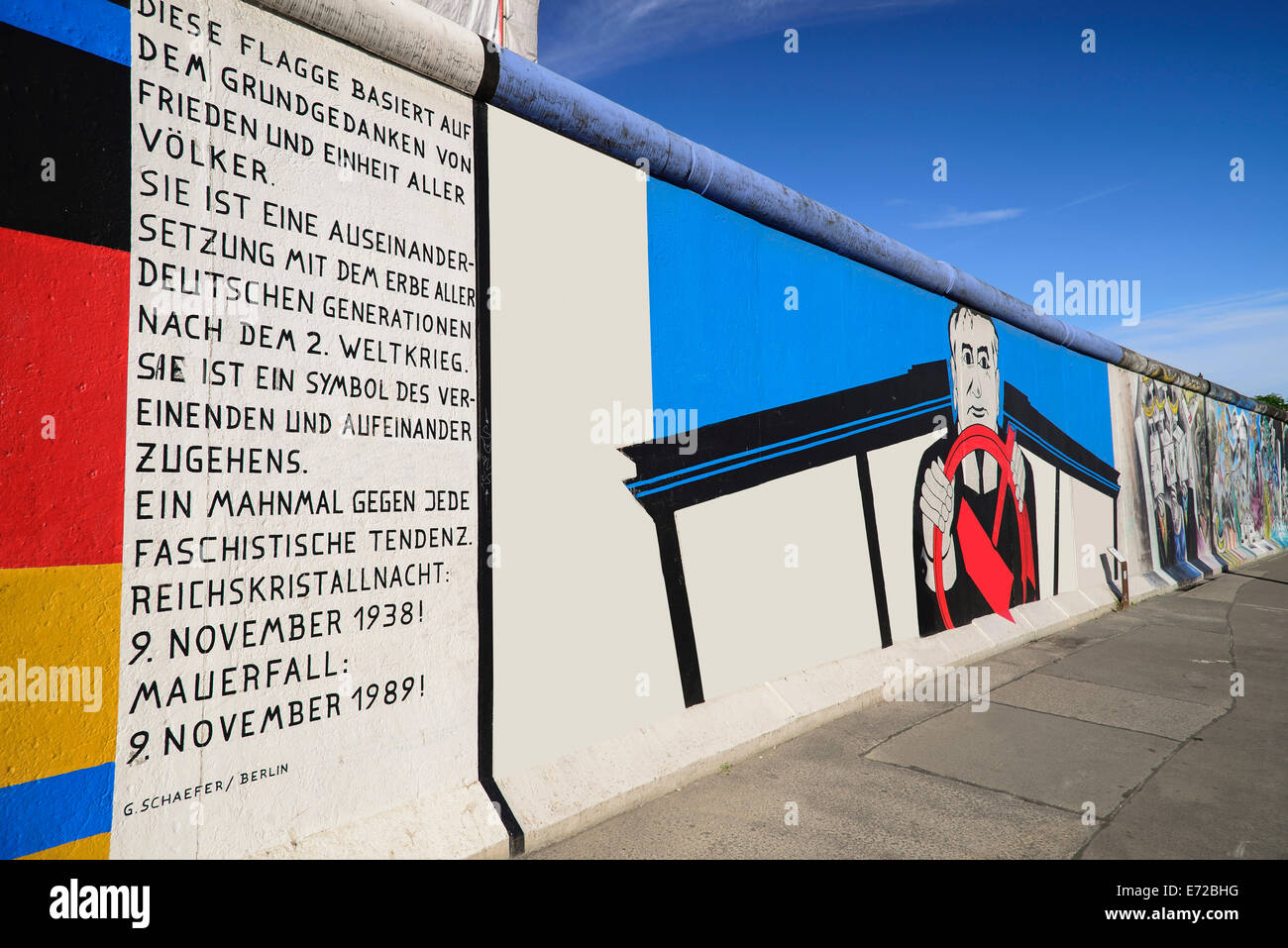 Allemagne, Berlin, l'East Side Gallery a 1.3 km longue section du mur de Berlin une murale par Georg Lutz dépeint l'ancien dirigeant soviétique Mikhaïl Gorbatchev au volant. Banque D'Images