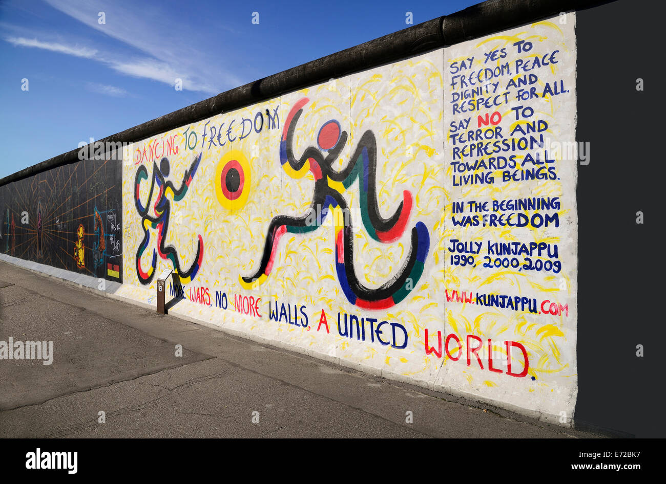 Allemagne, Berlin, l'East Side Gallery a 1.3 km longue section du mur de Berlin par l'Kunjappu Jolly appelé Dancing à la liberté. Banque D'Images