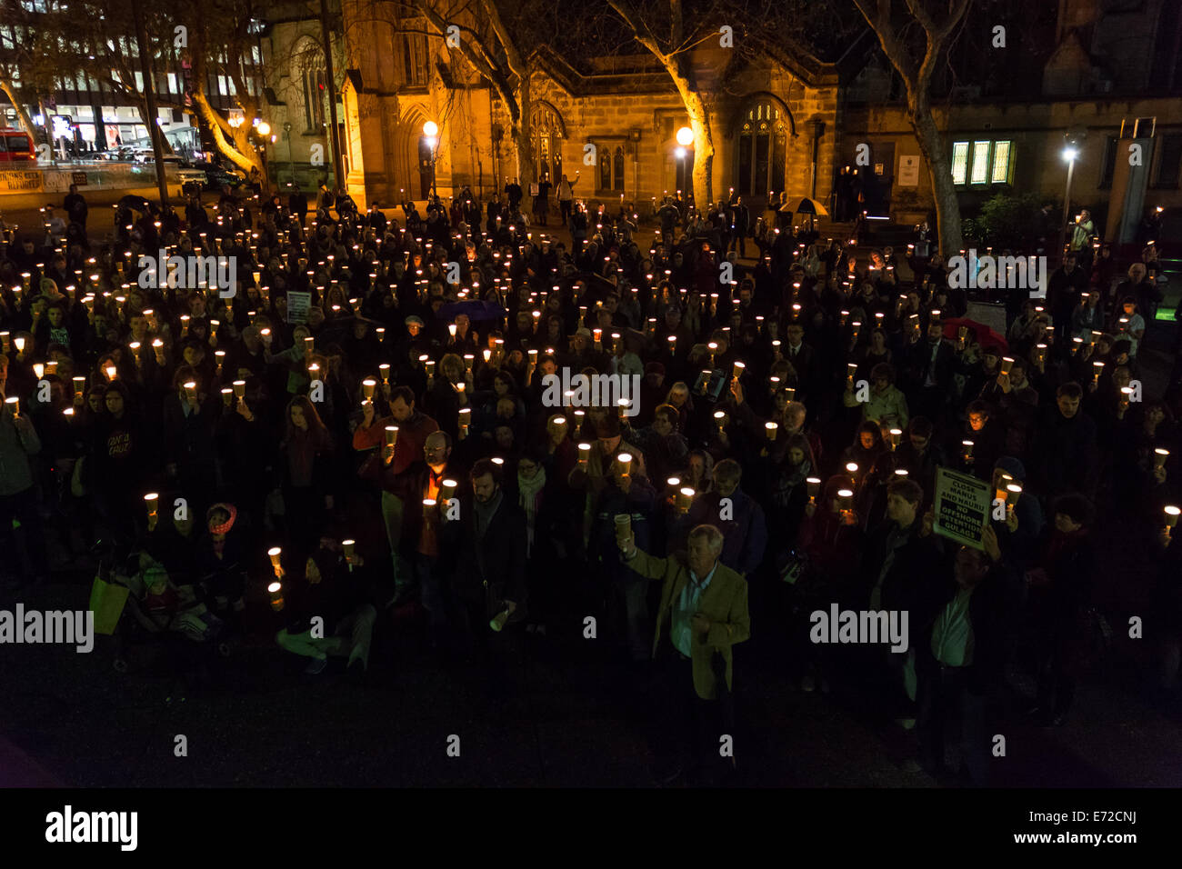 Sydney, Australie. 16Th Jun 2014. Un moment de silence en mémoire de demandeur d'asile Hamid Kehazaei tenue à Sydney Town Hall. Hamid a été déclaré en état de mort cérébrale à cause d'un grave empoisonnement du sang après s'être vu refuser des soins médicaux pendant des jours sur une coupure sur son pied alors qu'il était détenu à Manus Island Crédit : Sergio Leyva Seiglie/Pacific Press/Alamy Live News Banque D'Images