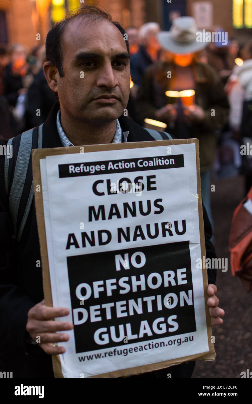 Sydney, Australie. 16Th Jun 2014. Un homme est titulaire d'un signe à une veillée aux chandelles en mémoire de demandeur d'asile Hamid Kehazaei tenue à Sydney Town Hall. Hamid a été déclaré en état de mort cérébrale à cause d'un grave empoisonnement du sang après s'être vu refuser des soins médicaux pendant des jours sur une coupure sur son pied lors de sa détention à l'île de Manus. Credit : Sergio Leyva Seiglie/Pacific Press/Alamy Live News Banque D'Images