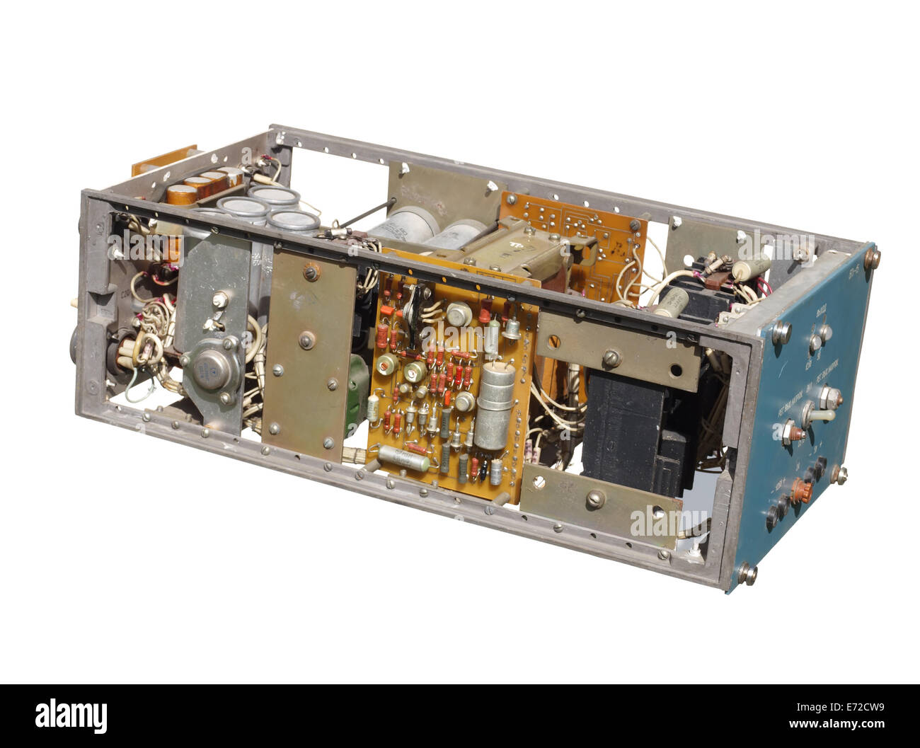 Ancien régime soviétique electronics, unité d'alimentation, couvercle retiré, isolé sur fond blanc Banque D'Images