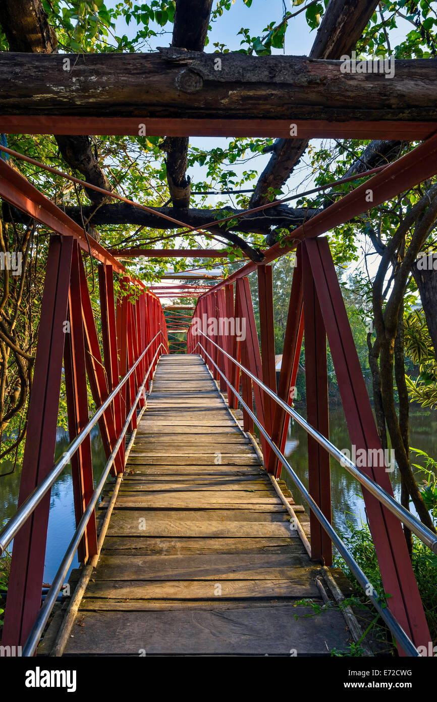 Vue du pont et de réflexion pendant le lever du soleil dans une zone rurale Banque D'Images