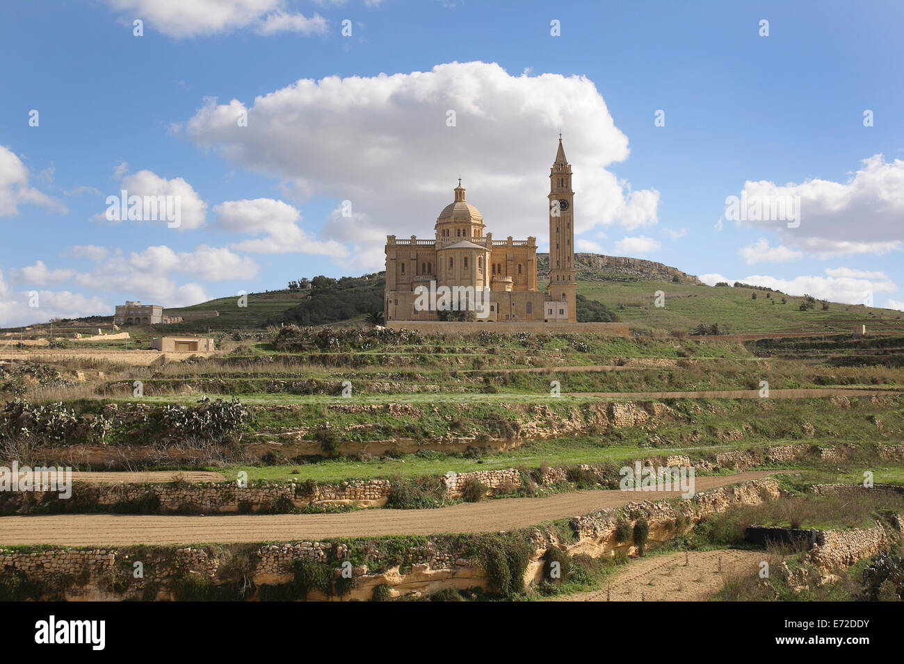 Malte, Gozo, Ta Pinu Sanctuaire église et champs en terrasses. Banque D'Images