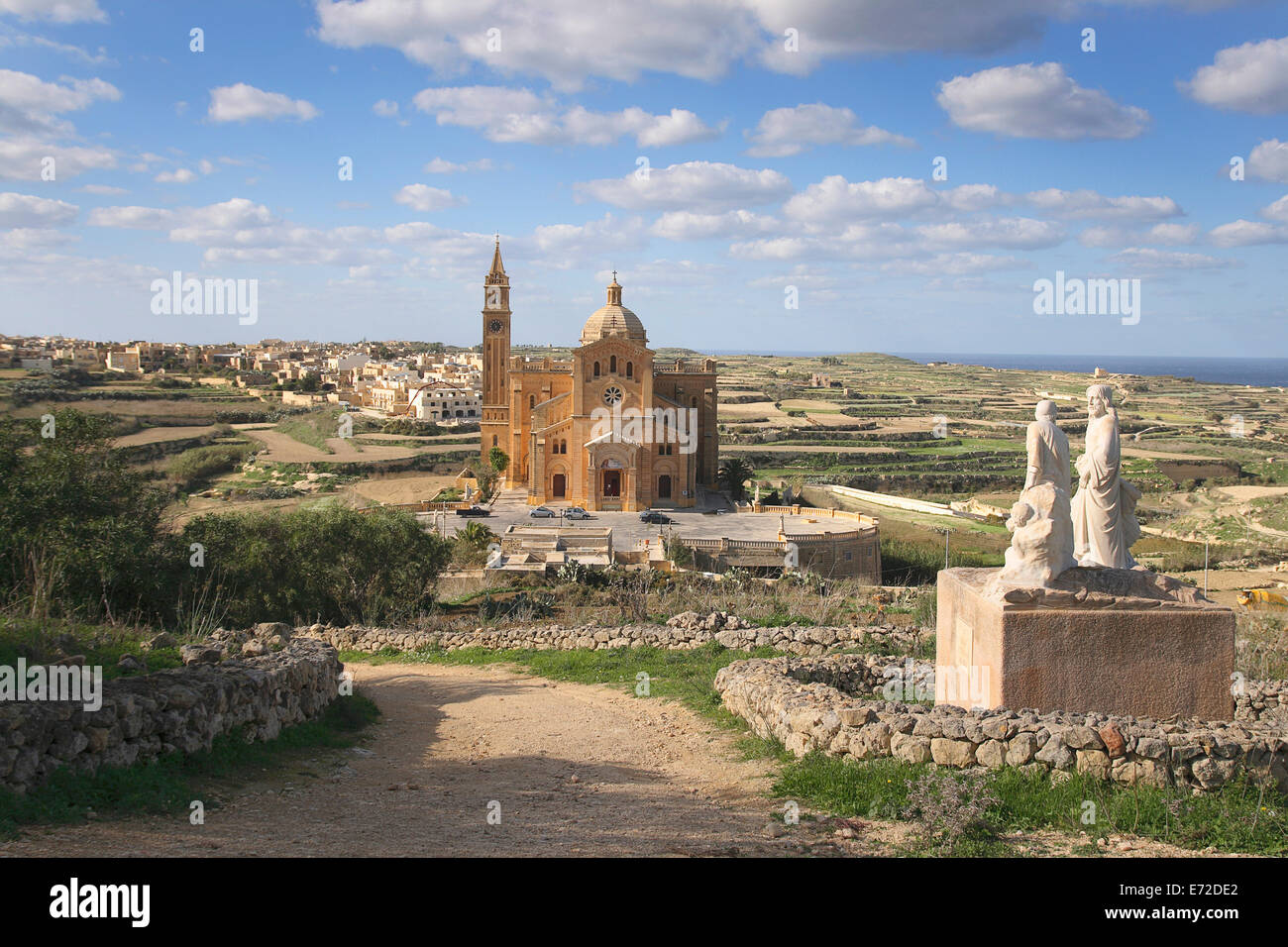 Malte, Gozo, Ta Pinu église sanctuaire forme vu colline avec des statues dans l'avant-plan. Banque D'Images