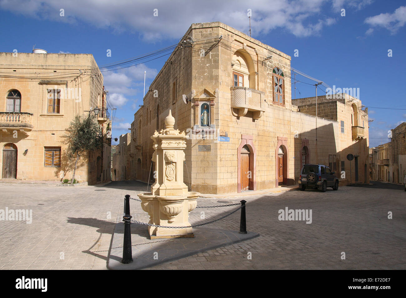 Malte, Gozo, Gharb vieille ville avec une fontaine en pierre. Banque D'Images