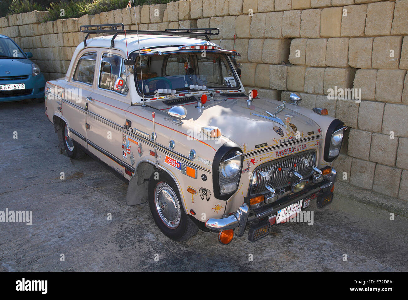 Malte, Gozo, vintage personnalisé Ford Prefect voiture près de Marsaqlforn. Banque D'Images