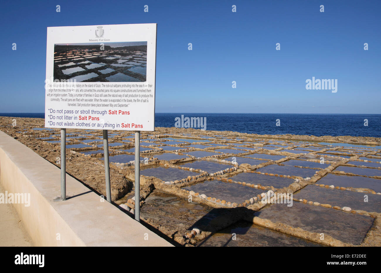 Malte, Gozo, sel de mer les casseroles sur la côte nord. Banque D'Images