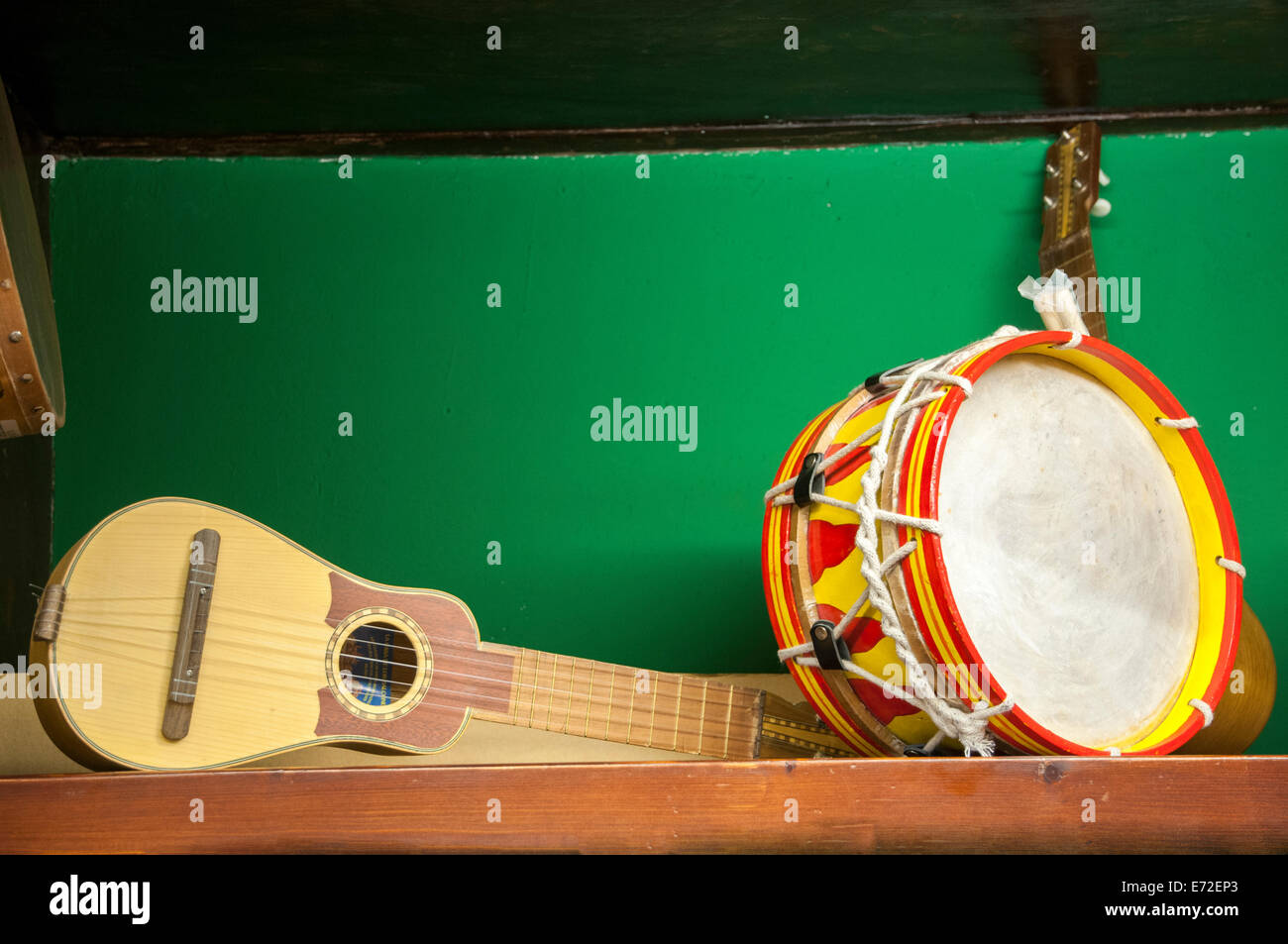 Guitare et batterie sur un fond vert Banque D'Images