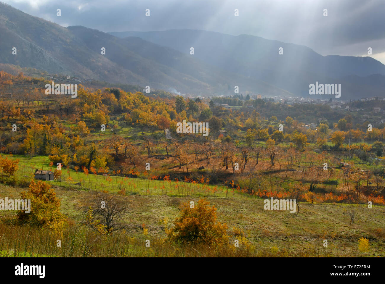 Panorama d'automne en Lago Laceno, Campanie, Italie, une grande vallée dans une journée grise avec les rayons du soleil Banque D'Images
