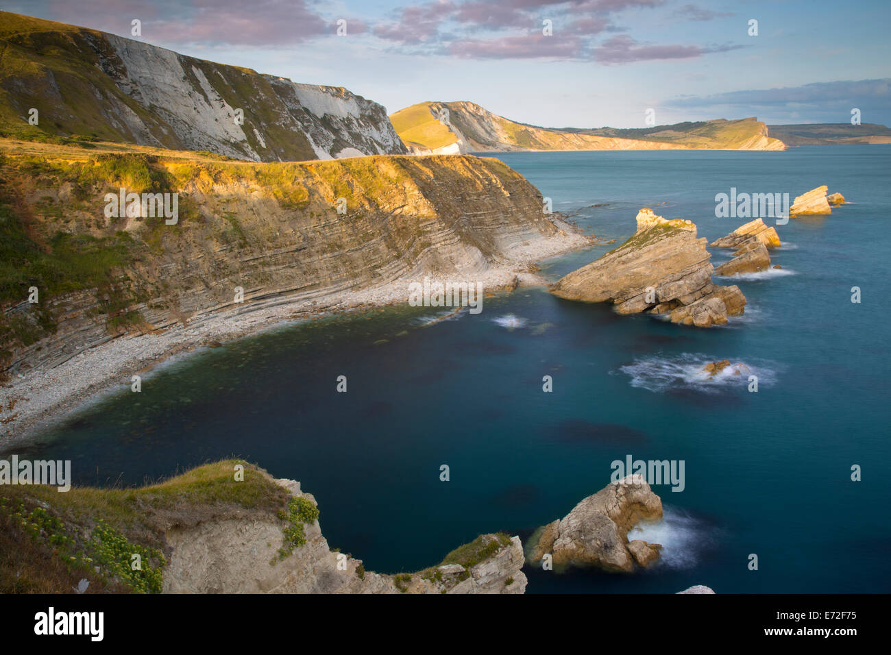 Définition du soleil sur la baie de Mupe le long de la Côte Jurassique près de crique de Lulworth, Dorset, Angleterre Banque D'Images