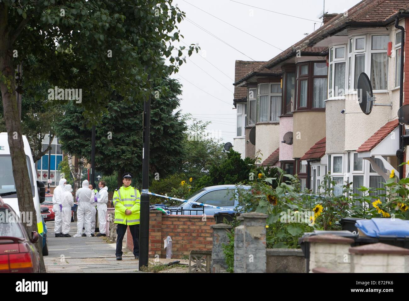 Edmonton, Londres, Royaume-Uni. Le 4 septembre, 2014. Les enquêteurs de police et sur les lieux à Nightingale Road à Edmonton, Londres. Une femme a été trouvé effondré dans un jardin de Nightingale Road. Un homme portant une machette a été répandu pour être impliqués et avaient été arrêtés. On croit qu'elle a été décapité. Nathan Hulse/Alamy Live News Banque D'Images