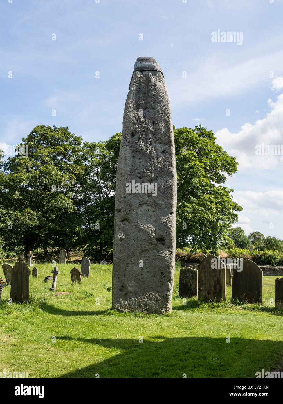 26ft.haute fin du néolithique de monolithe c.2000 BC dans Rudston Cimetière East Yorkshire UK Banque D'Images