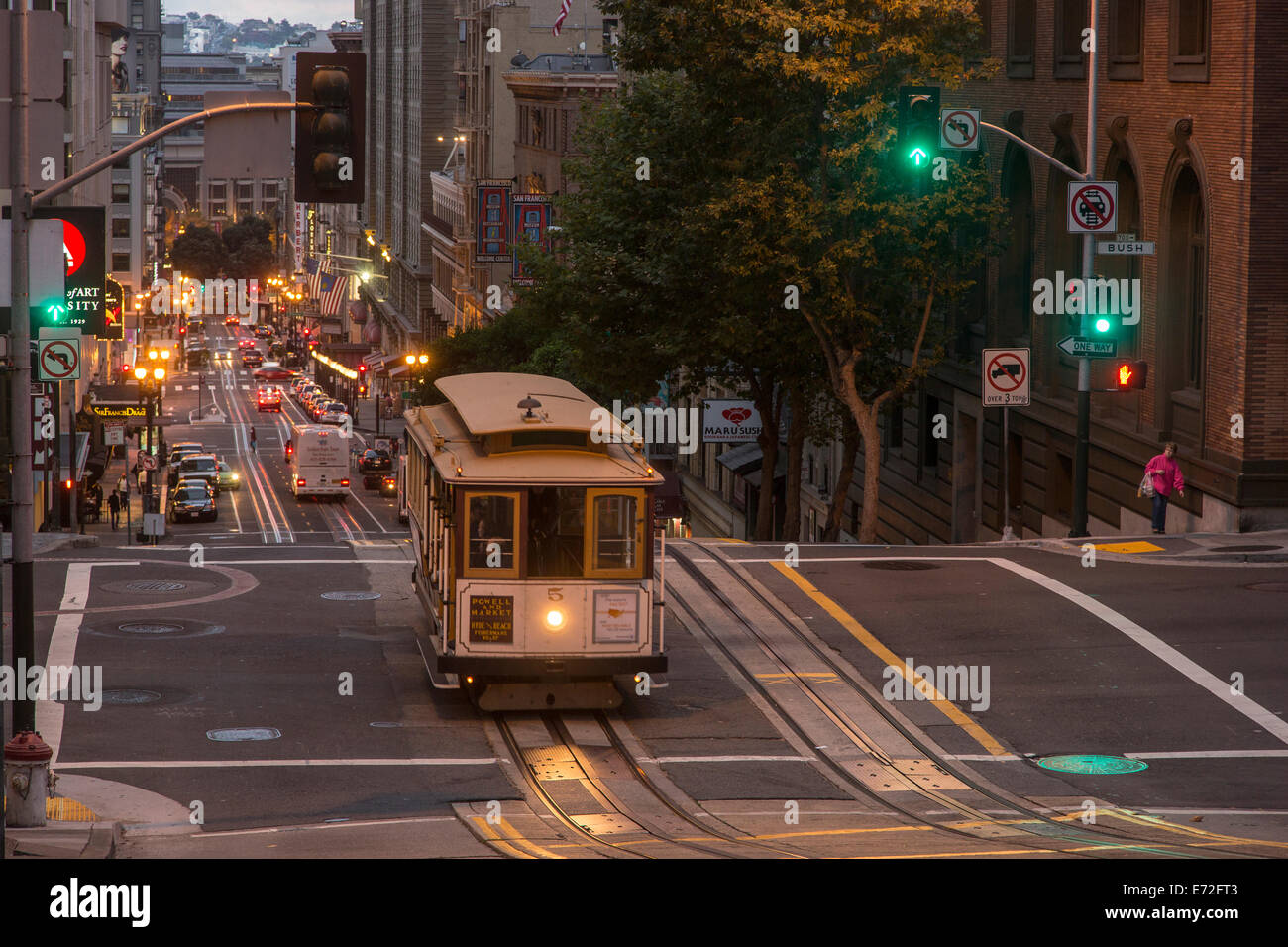 Une voiture passe câble sur Powell Street dans le centre-ville de San Francisco, Californie, USA. Banque D'Images