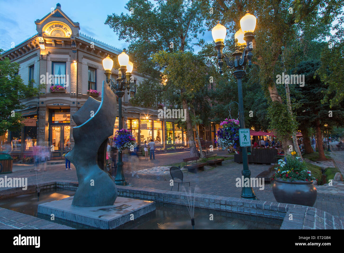 Lumières du soir dans les rues du centre-ville à Aspen, Colorado, USA. Banque D'Images