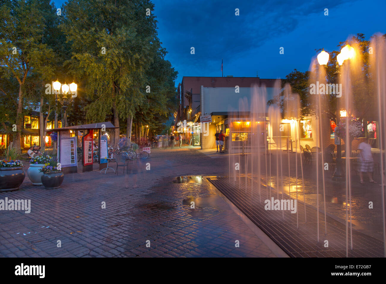 Lumières du soir dans les rues du centre-ville à Aspen, Colorado, USA. Banque D'Images