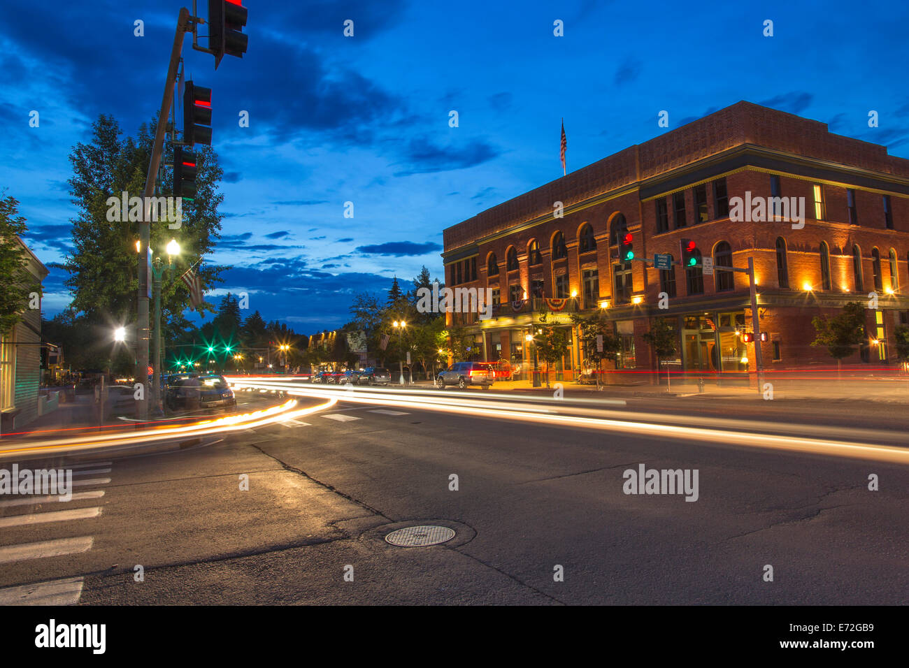 Lumières du soir dans les rues du centre-ville à Aspen, Colorado, USA. Banque D'Images
