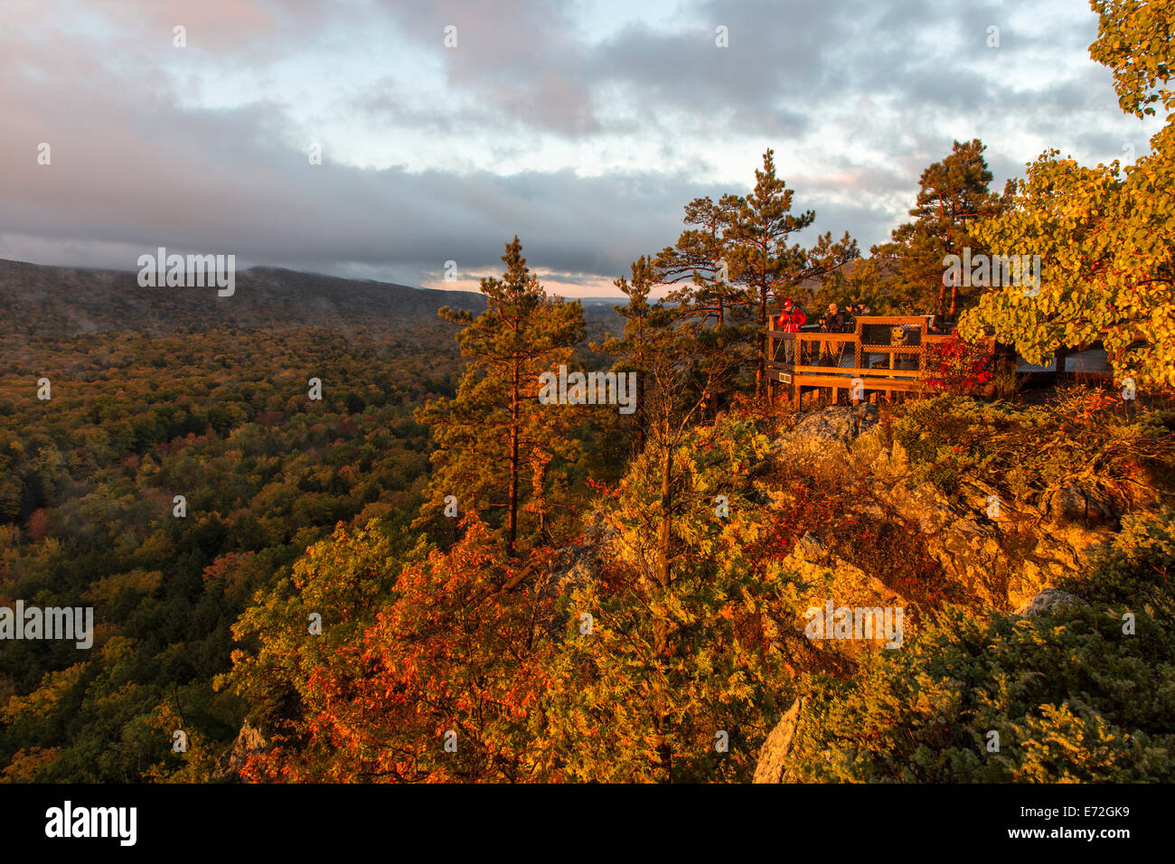 Photographes capturer une vivid le lever du soleil sur le lac des nuages dans l'automne à Porcupine Mountains State Park, Michigan, USA. Banque D'Images