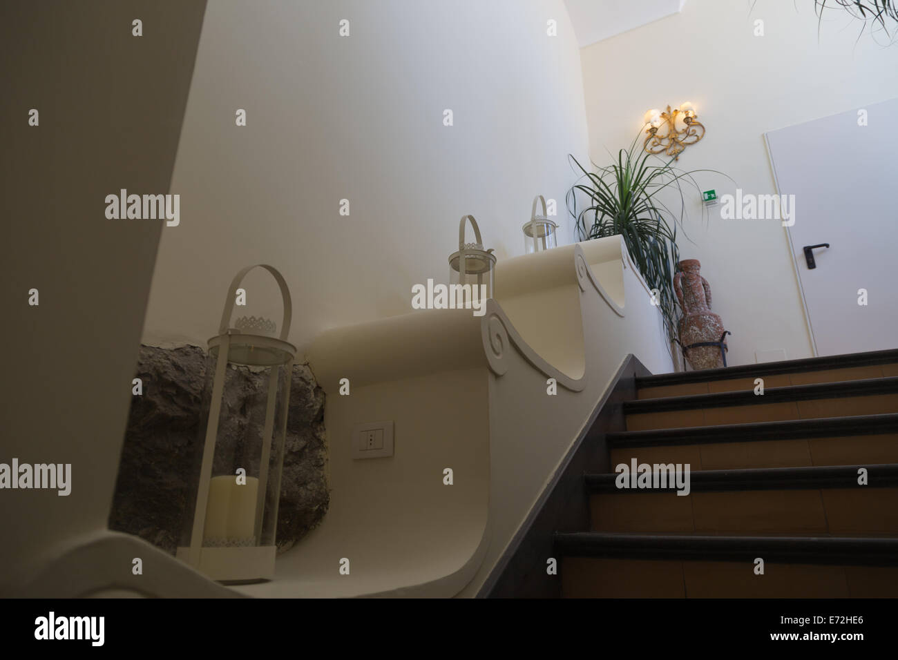 Jolies bougeoirs et des plantes sur un escalier dans un bel hôtel à Positano Italien Banque D'Images