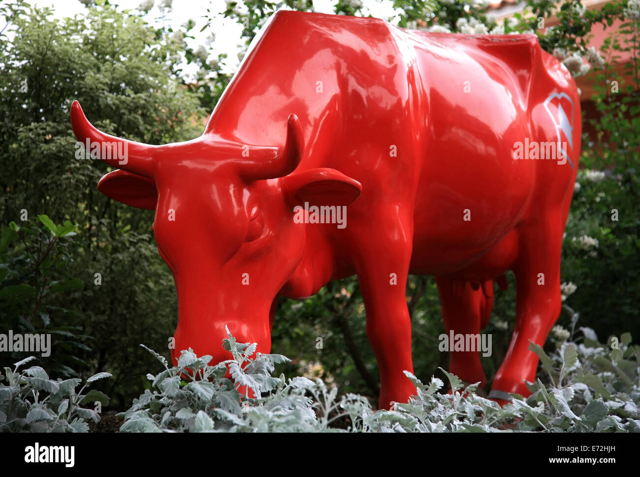Vache rouge dans le parc de sculptures Le Jardin Exotique de Monaco. C