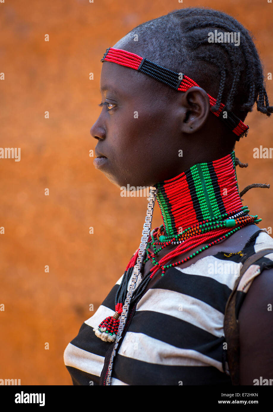 Tribu Hamer Girl en tenue traditionnelle, Dimeka, vallée de l'Omo, Ethiopie Banque D'Images