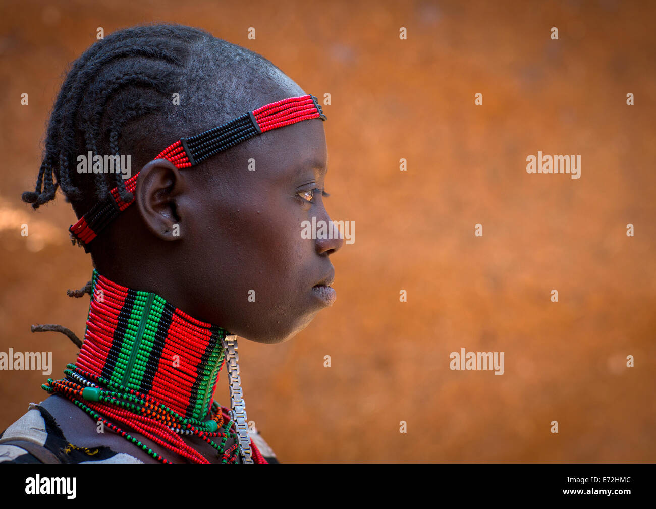 Tribu Hamer Girl en tenue traditionnelle, Dimeka, vallée de l'Omo, Ethiopie Banque D'Images