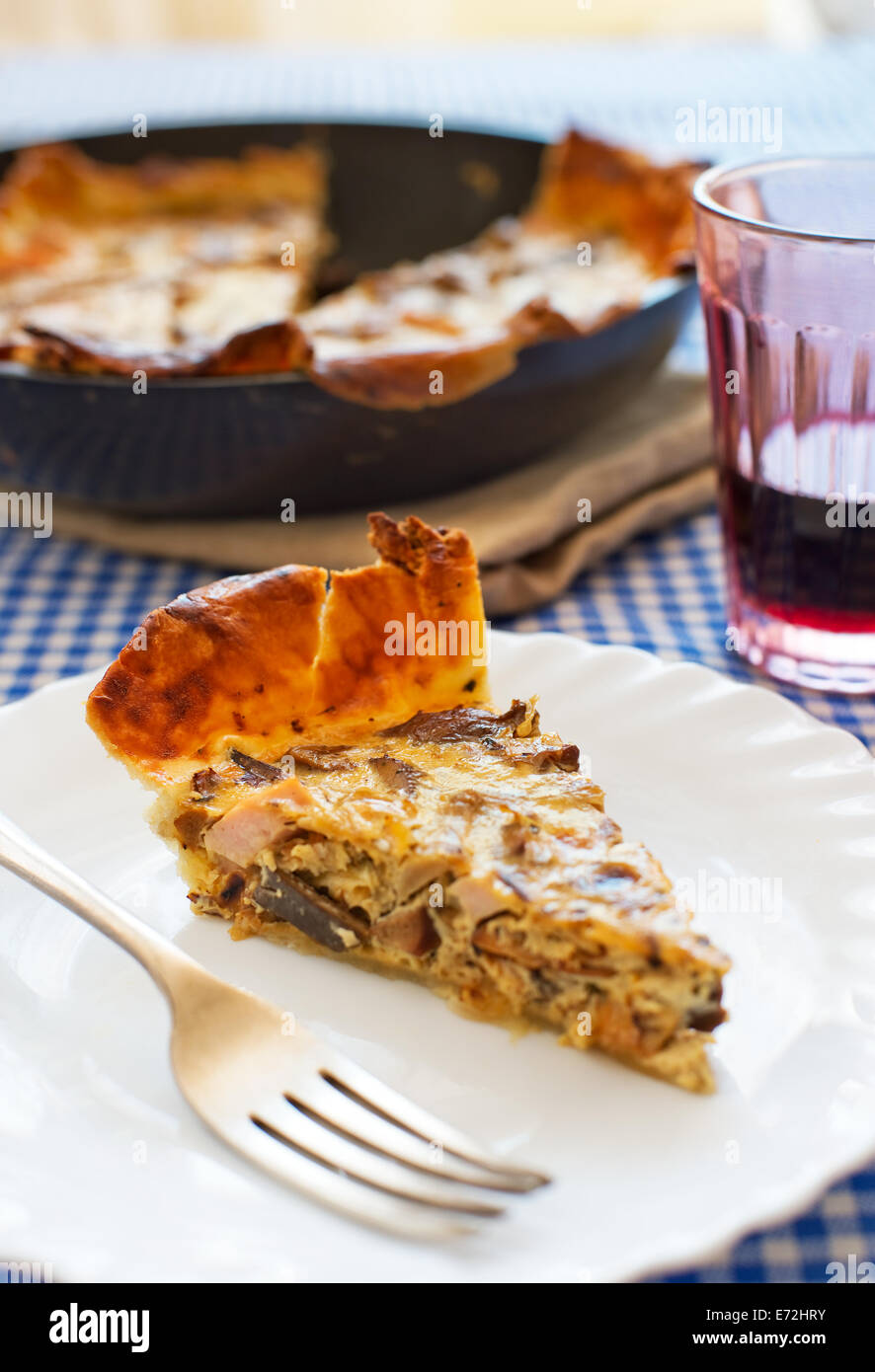 Quiche aux champignons et la Turquie. Plat traditionnel de l'Est de la France. Banque D'Images