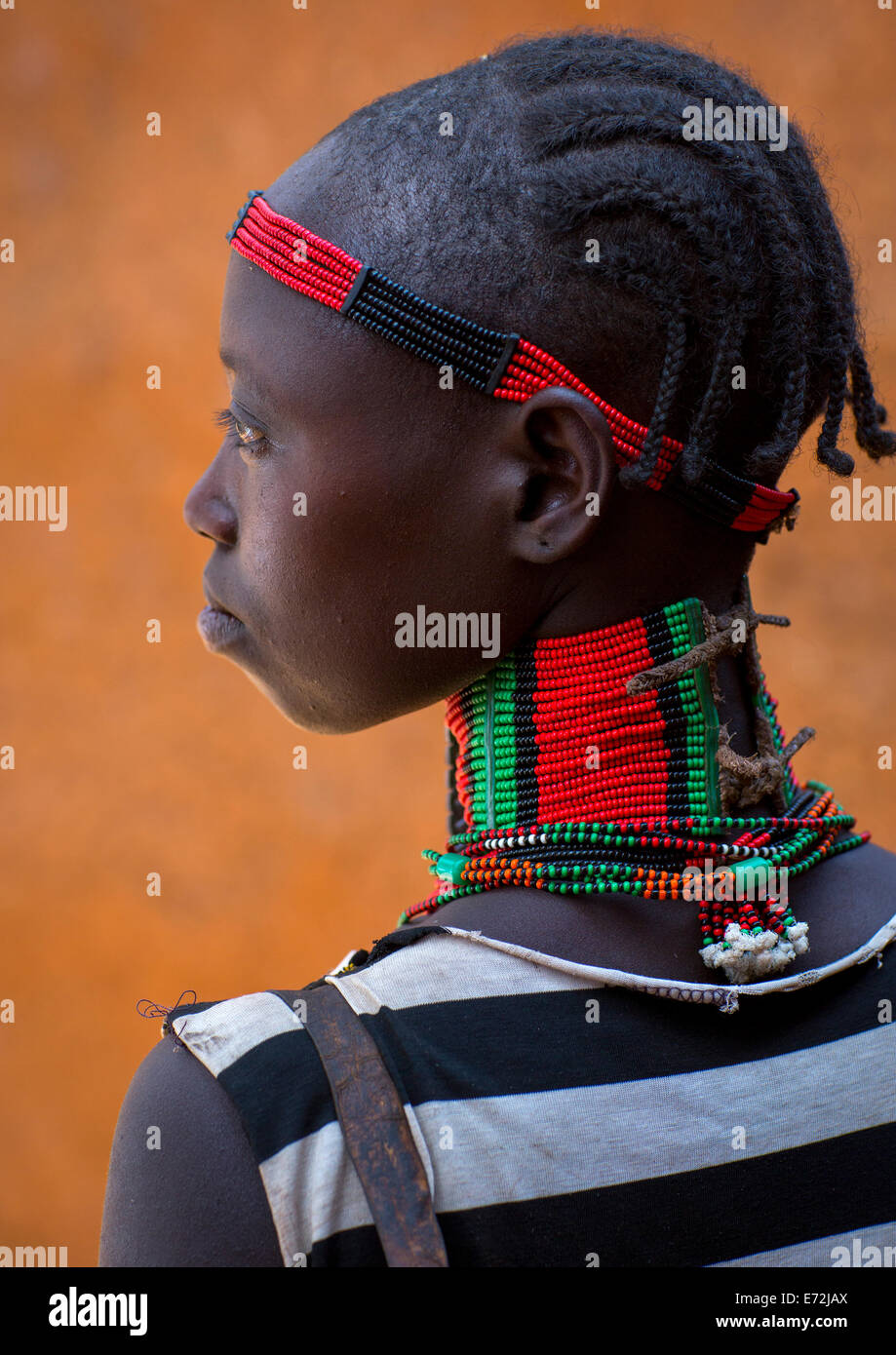 Tribu Hamer Girl en tenue traditionnelle, Dimeka, vallée de l'Omo, Ethiopie Banque D'Images