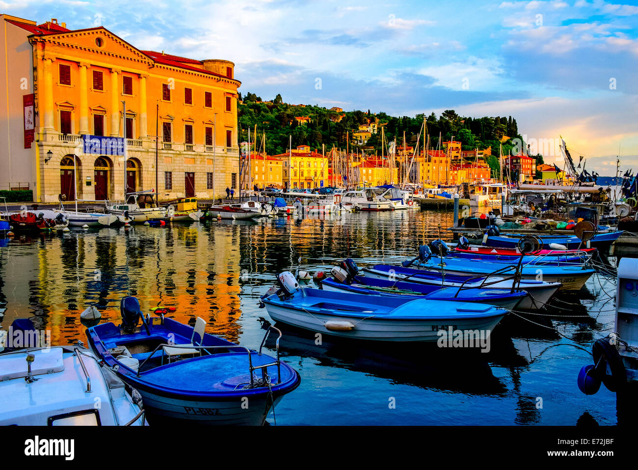 Le port de Piran en Slovénie au coucher du soleil Banque D'Images