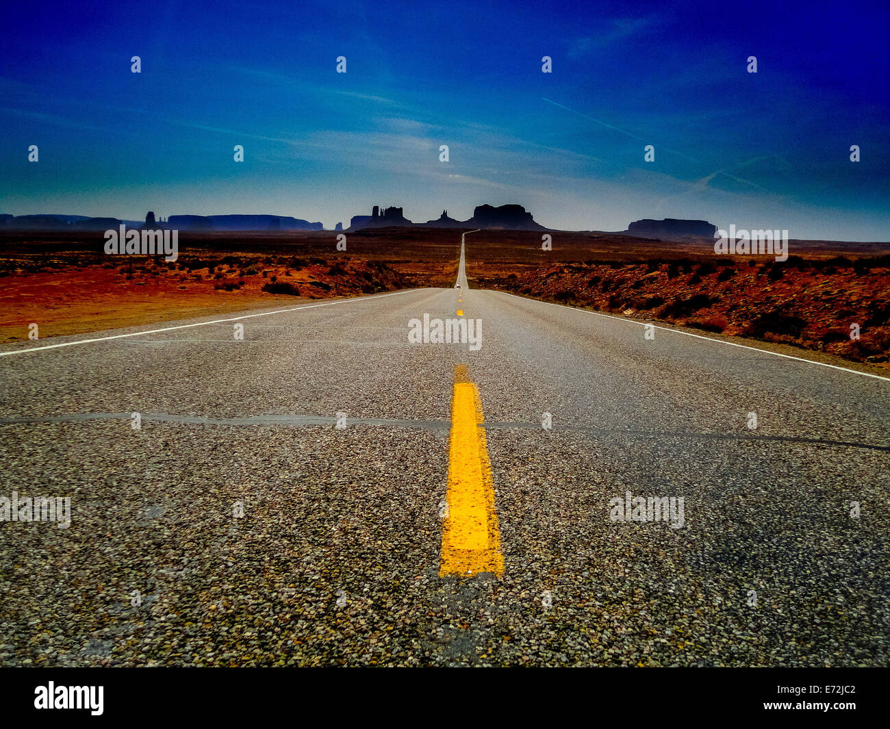 Vue vers le bas une route menant à Monument Valley dans l'Utah, USA Banque D'Images