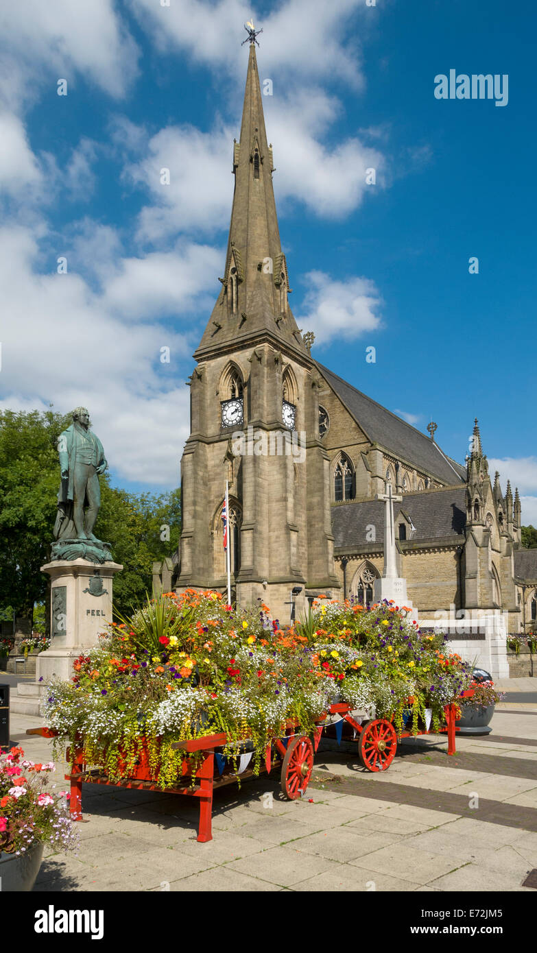 Église de Sainte Marie la Vierge, affichage floral et statue de Sir Robert Peel, Market Place, Bury, Greater Manchester, Angleterre, RU Banque D'Images