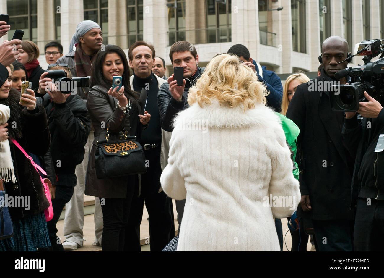 Joan Rivers entouré par des caméras et ses fans lors de la fashion week 2012 de faire un segment pour la police de la mode. Banque D'Images