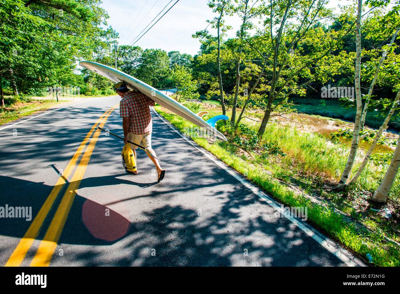 De l'homme préserver Rachel Carson Wells dans le Maine pour Stand Up Paddle Board Banque D'Images