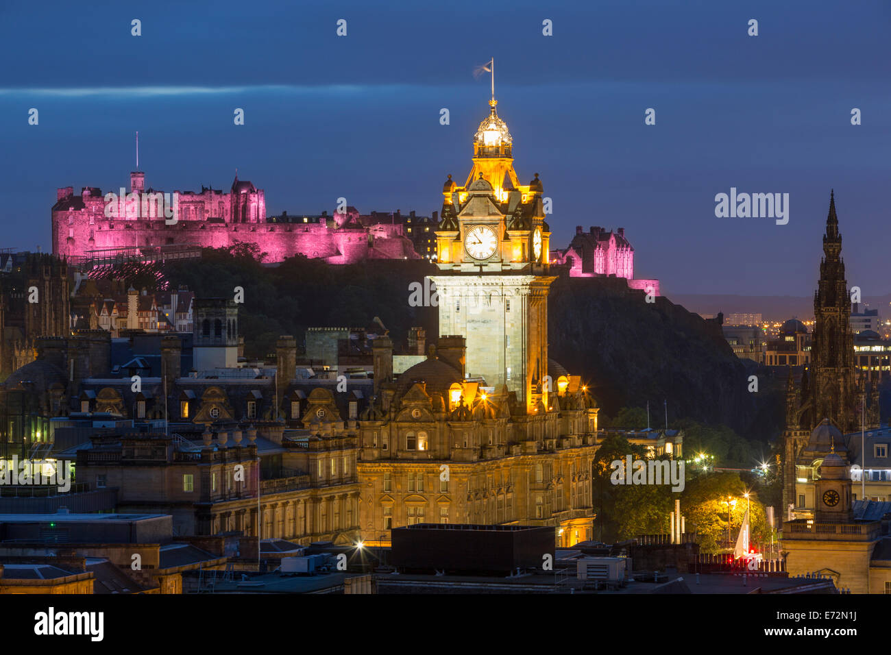 Crépuscule sur Balmoral Hotel Tower et du vieux château, Edinburgh, Lothian, Ecosse Banque D'Images