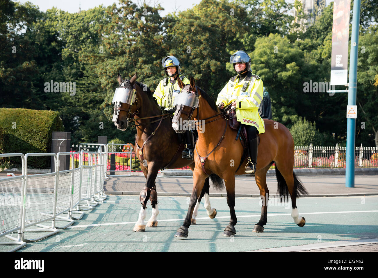 Cardiff, Wales, UK. 08Th Nov, 2014. Les agents de police à cheval de l'OTAN dans le centre-ville de Cardiff, Pays de Galles, Royaume-Uni. Deux hommes de la police à cheval. Crédit : Robert Convery/Alamy Live News Banque D'Images