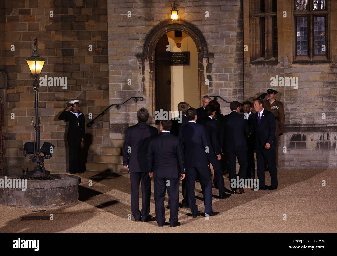 Cardiff UK. Le jeudi 04 septembre 2014 Photo : une file d'attente des dignitaires se forme à l'extérieur le château de Cardiff . Re : dîner officiel, chef de délégations au château de Cardiff dans le cadre du sommet de l'OTAN, dans le sud du Pays de Galles, Royaume-Uni. Banque D'Images