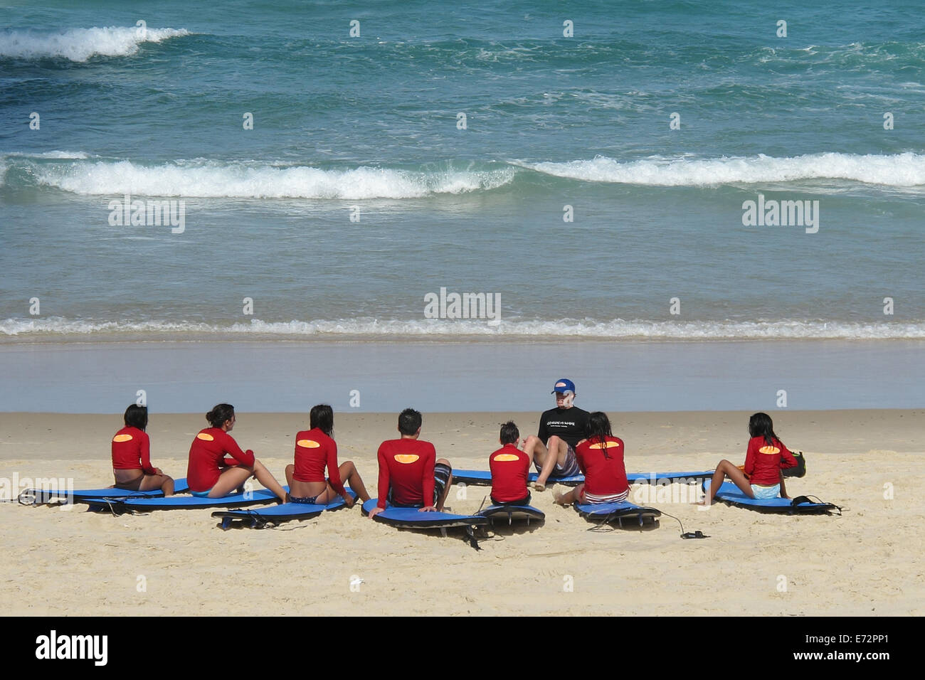 Les adolescents ayant une planche de surf leçon sur la plage de Surfers Paradise sur la Gold Coast en Australie Banque D'Images