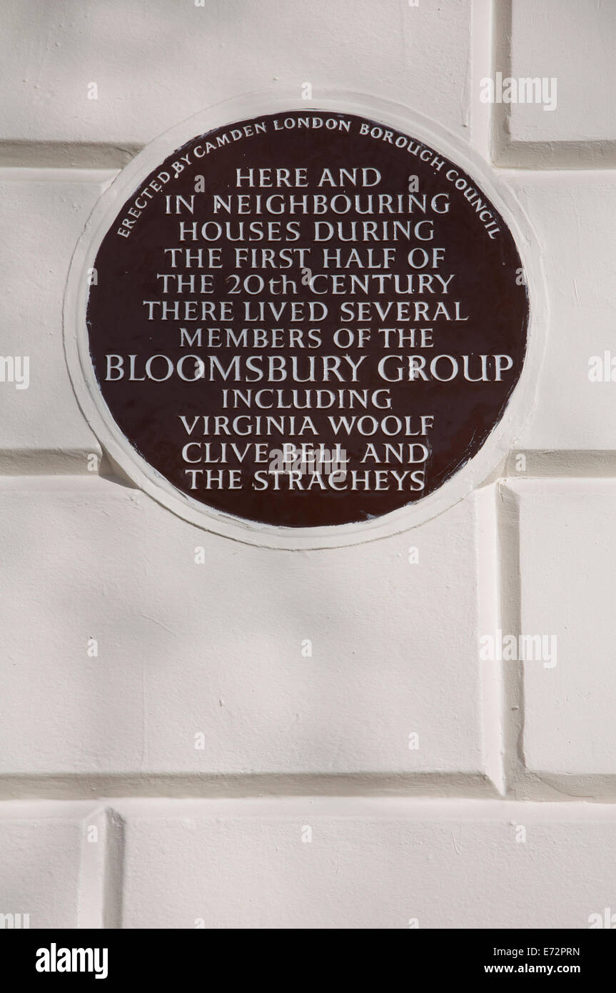 Une plaque en céramique à 50 Gordon Square, à Camden, qui était à la maison à plusieurs membres du Bloomsbury group, y compris Virginia Woolf. Londres, Angleterre. Banque D'Images