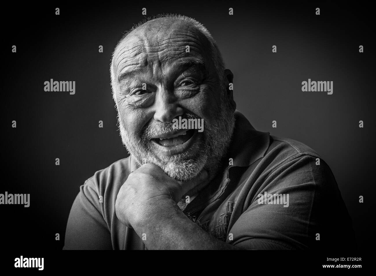 Vieil homme heureux à la recherche d'étranges Banque D'Images