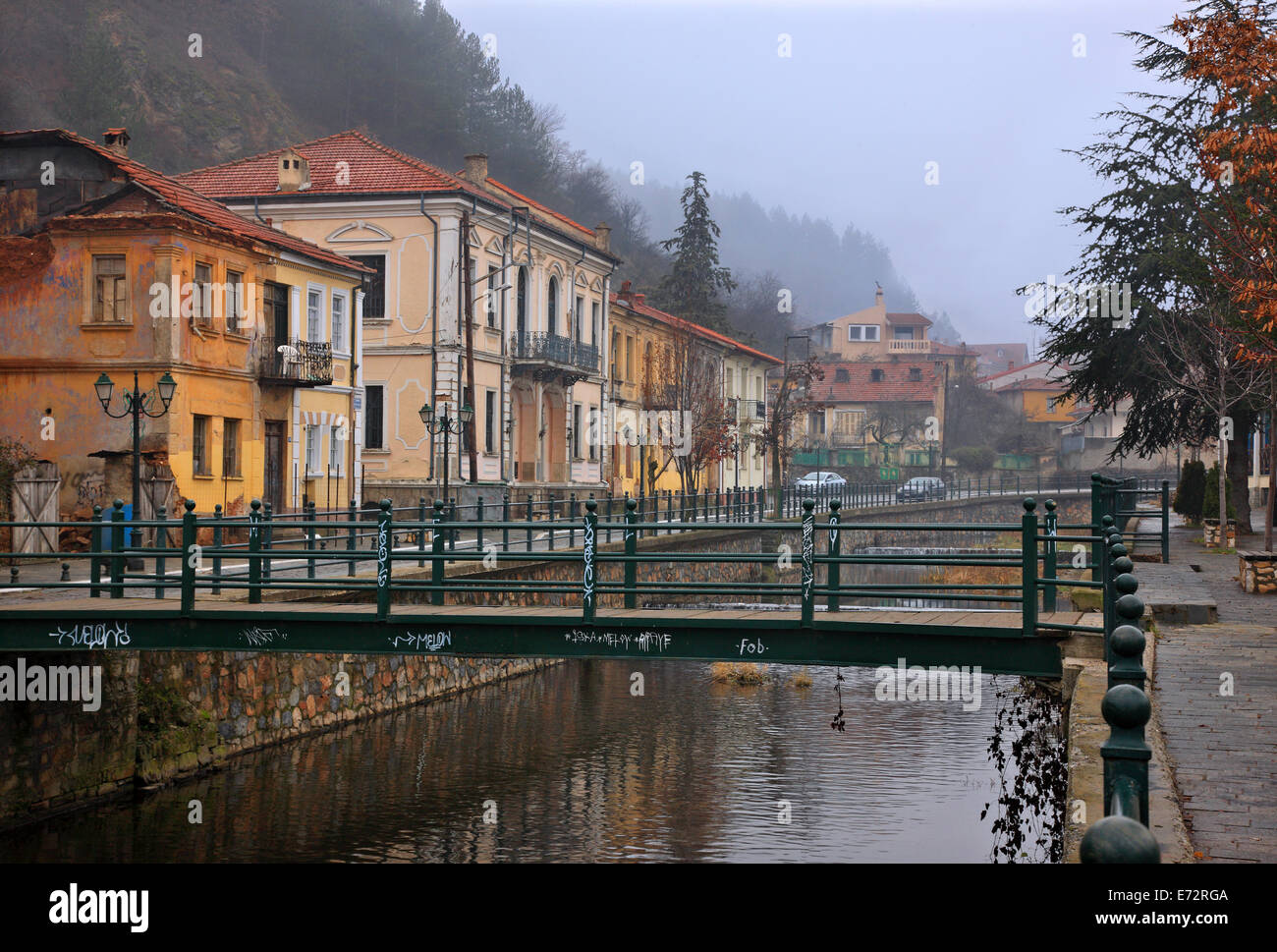 Vue partielle de la ville de Florina et Sakoulevas river, Macédoine, Grèce Banque D'Images