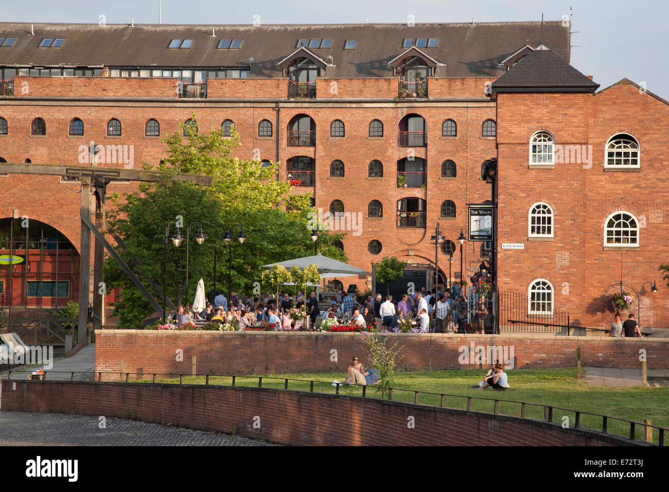 Pub à quai du bassin du Canal, le Castlefield Manchester, Angleterre, RU Banque D'Images