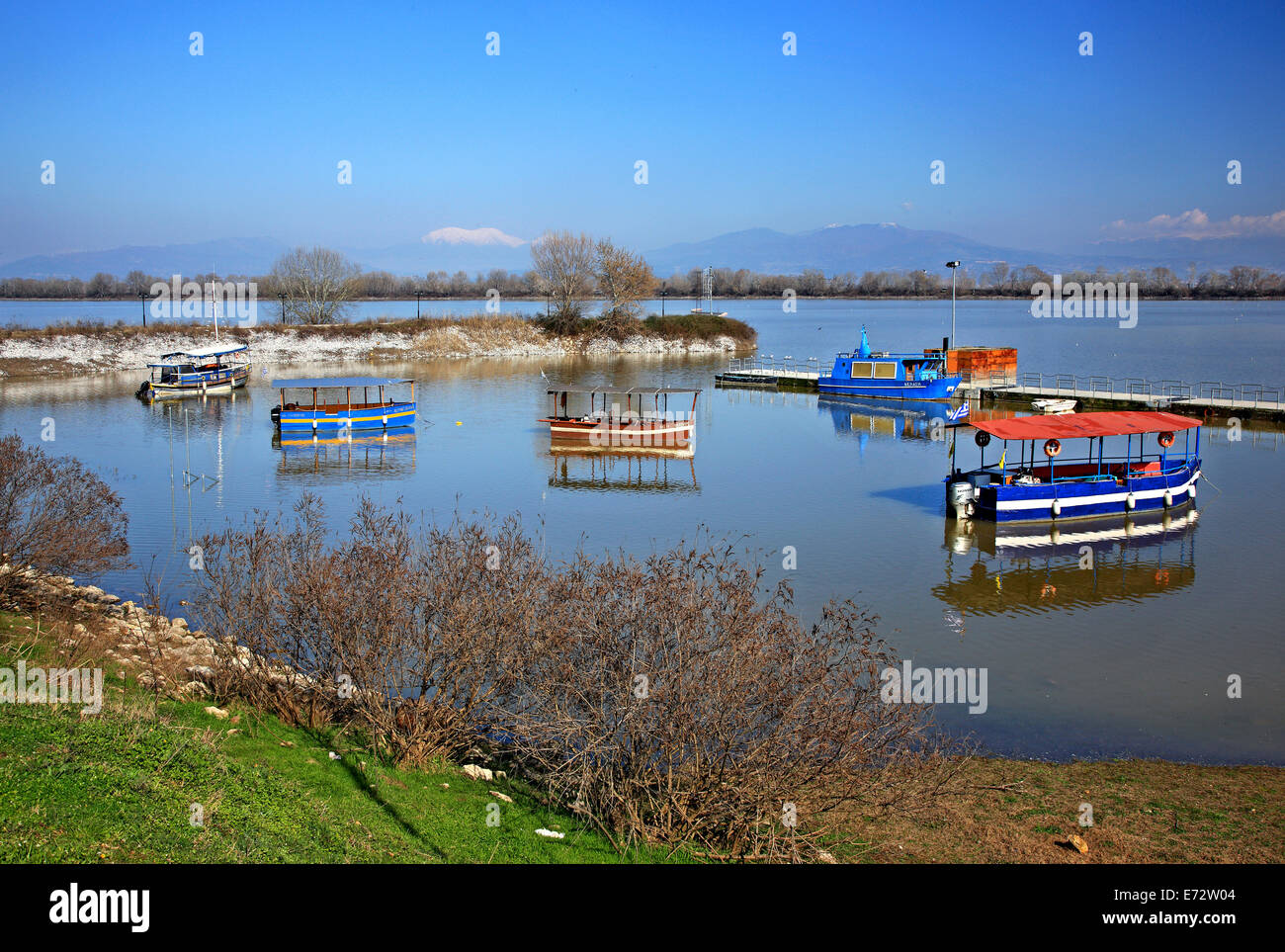 Bateaux de pêche au lac Kerkini Lithotopos, village, Serres, Macédoine, Grèce Banque D'Images