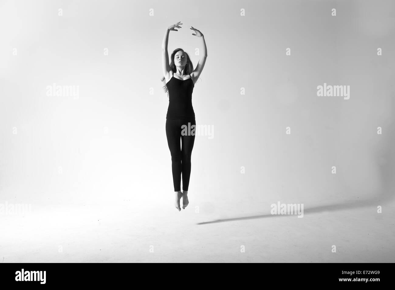 View of young woman dancing ballet Banque D'Images