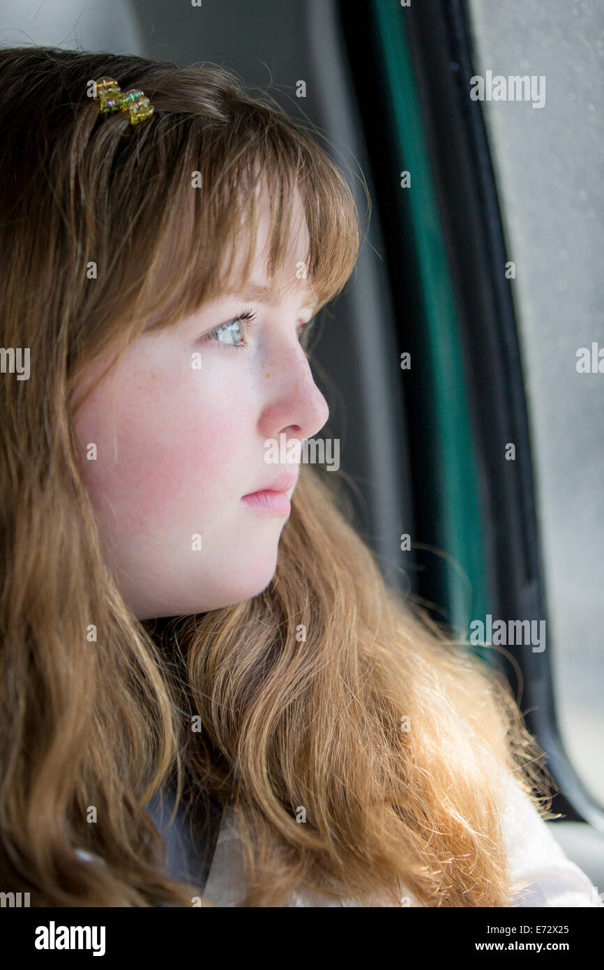 Portrait of teenage girl (13-15) à l'intérieur de voiture Banque D'Images