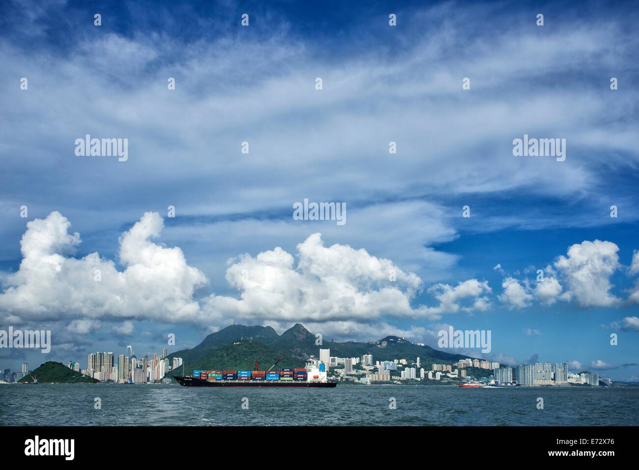 L'île de Hong Kong skyline vue de la mer Banque D'Images