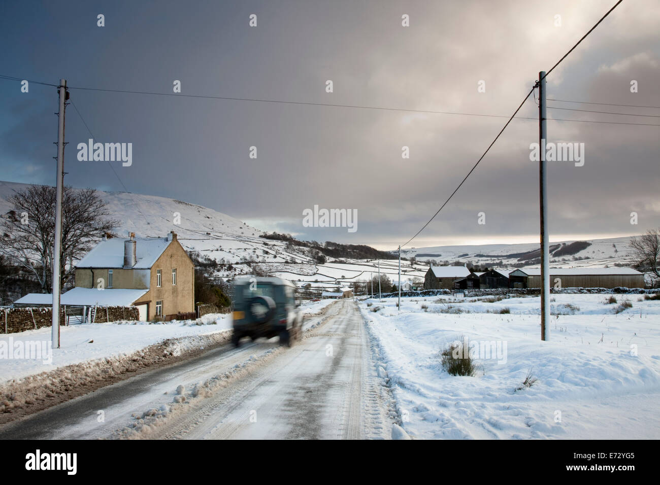 Arkengarthdale au milieu de l'hiver et une land rover en direction de Reeth Banque D'Images