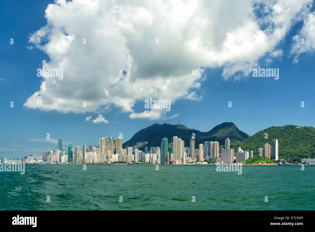 L'île de Hong Kong skyline vue de la mer Banque D'Images