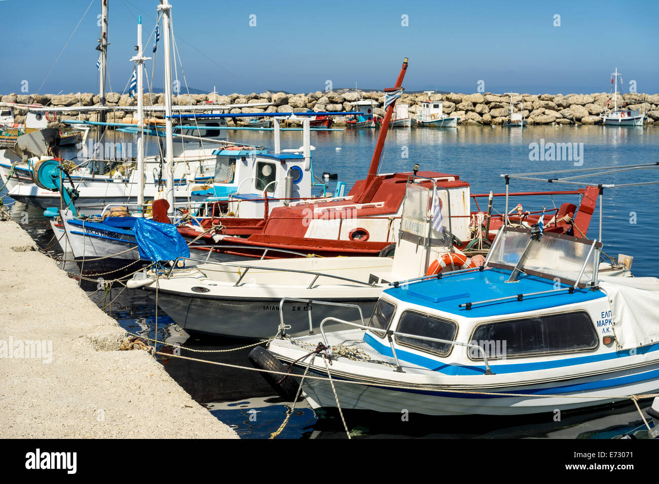 En bois coloré vieux bateaux bateau de pêche grecque de Corfou Agios Stefanos Banque D'Images